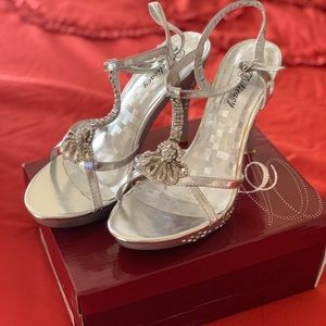 Delicacy Silver “Cinderella Slipper” Pumps